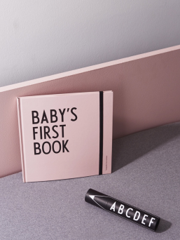 Design Letters Babyns första bok (rosa)