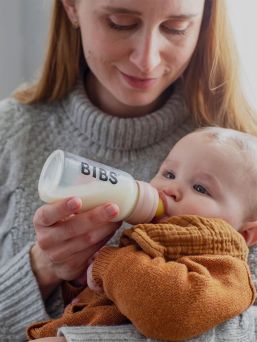 Bibs Baby Glass Bottle glasnappflaska 110 ml är designad för att göra vardagen enklare. Den är tillverkad av borosilikatglas, som tål ännu större temperatursvängningar och är mycket tålig.
