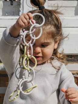 Praktiska BIBS Loop ring är praktiska oavsett om du behöver barnvagnens fästringar, en vagnleksakring eller en tuggleksak för kliande tandkött
