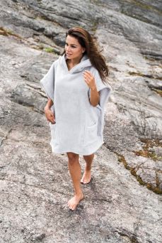 Luin Living Casual Poncho Towel är, som namnet antyder, ett avslappnat och till och med sportigt alternativ till en badrock.