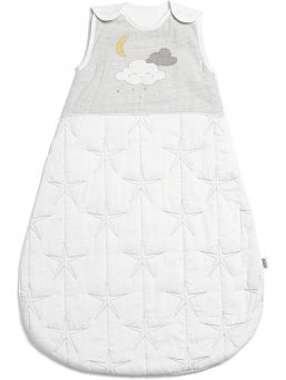 Mamas & Papas Dream Upon A Cloud Dreampod sovsäck är ett fantastiskt alternativ till sängkläder. Cloud Dreampod sovsäck är säker att använda med en bebis. Cloud Dreampod sovsäck förbättrar barnets kvalitet och håller barnen varm hela natten. Många gånger ökar kyla ett barn på natten när filten är avstängd