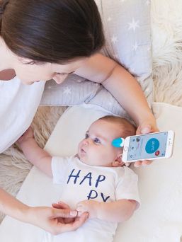 Med hjälp av den moderna Oblumi Tapp-termometern kan du enkelt och enkelt övervaka temperaturen på ditt sjuka barn. Utvald som årets bästa babyprodukt 2016.