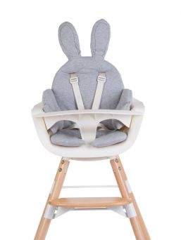 Förtjusande Childhome barnstol barnstol sittdyna med kaninörat. Perfekt för en barnstol och även lämplig för sittare, barnvagnar och barnvagnar. Säkerhetsbälte i sittdynan.