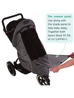 Med SnoozeShade Plus Deluxe-barnvagnens mörkläggningsgardin får ditt barn en god tupplur på resan i en barnvagn och gardinen skyddar också ditt barn från solens UV-strålar.