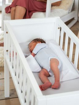 Doomoo Baby Sleep-stödet hjälper din bebis att hålla sig bekväm i det rekommenderade sidoläget.