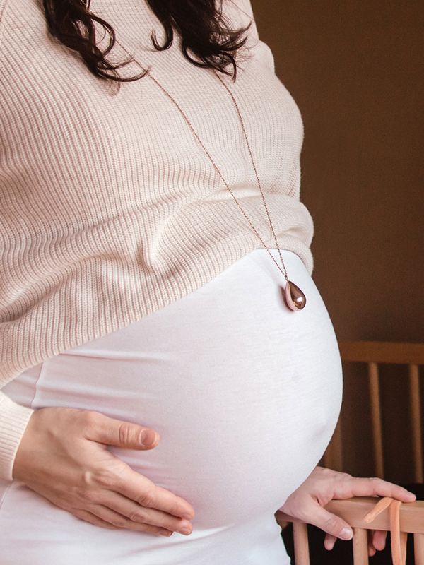 Proud MaMa-bola-halsbandet är ett vackert smycke för den väntande modernen. Det finns en liten xylofon i smycken. Det magiska ljudet av smycken lindrar barnet i livmodern och senare utanför livmodern.