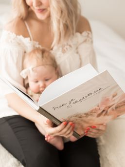 Vacker Pieni & Täydellinen Babybok. En barnbok är utformad för att vara lätt att fylla upp till barnets skolålder.