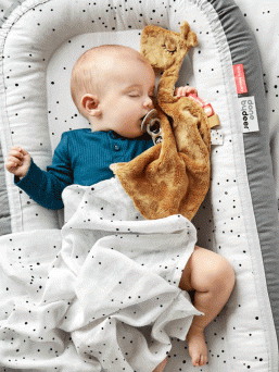 En mjuk och säker Done By Deer babynest ger din bebis en lugn sömn. Babynest ökar känslan av säkerhet genom att minska barnets sovplats.