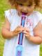 Cheryb Baby popsicles. Du kan använda förpackningar om och om igen. Fyll påsen med juice eller fruktpuré, och lägg den i frysen. Så här gör du dina egna hälsosamma popsicles till ett barn.