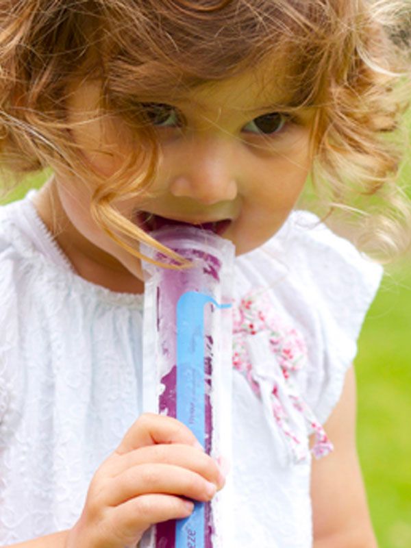 Cheryb Baby popsicles. Du kan använda förpackningar om och om igen. Fyll påsen med juice eller fruktpuré, och lägg den i frysen. Så här gör du dina egna hälsosamma popsicles till ett barn.