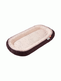 En mjuk och säker Done By Deer babynest ger din bebis en lugn sömn. Babynest ökar känslan av säkerhet genom att minska barnets sovplats.