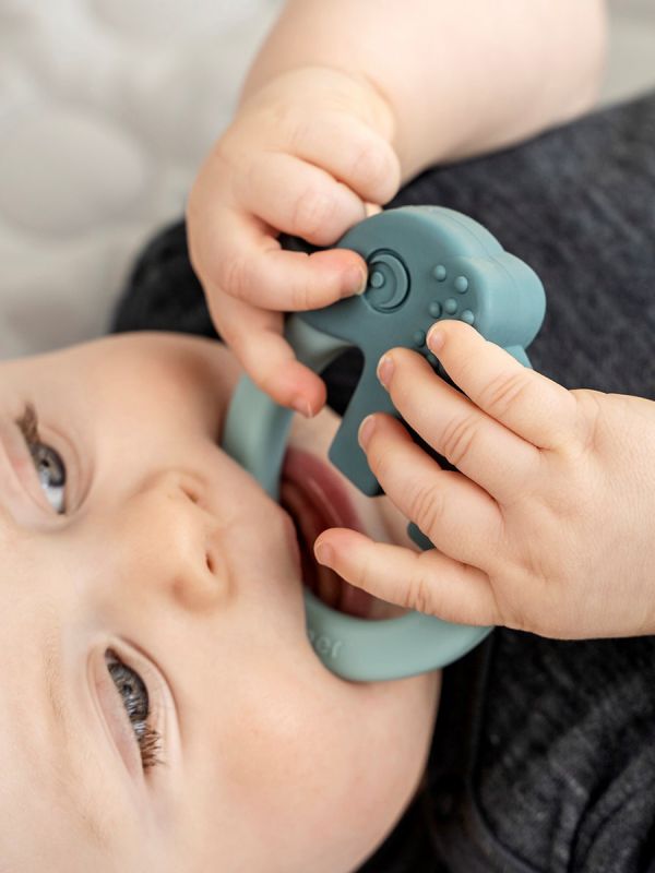 Set med två mjuka silikonbitringar formade som rådjursvännerna Croco och Elphee. Bitringarna är lätta för små händer att hålla och de olika formerna och texturerna hjälper till att stimulera och lugna kliande tandkött.