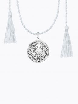 ILADO - mamma bola Flower Of Life silver. När Bola-smycken används regelbundet, efter födseln, känner barnet igen en bekant ring som lindrar honom.