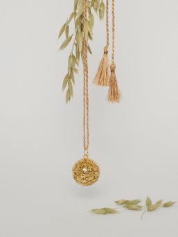 ILADO - mamma bola Flower Of Life guld. När Bola-smycken används regelbundet, efter födseln, känner barnet igen en bekant ring som lindrar honom.