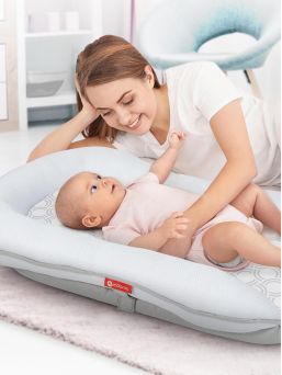Motorola Comfort Cloud MBP89SN är ett innovativt babynest för spädbarn 0-8 månader gamla som säkert övervakar ditt barns andning och puls, vilket ger dig sinnesro medan din baby sover.