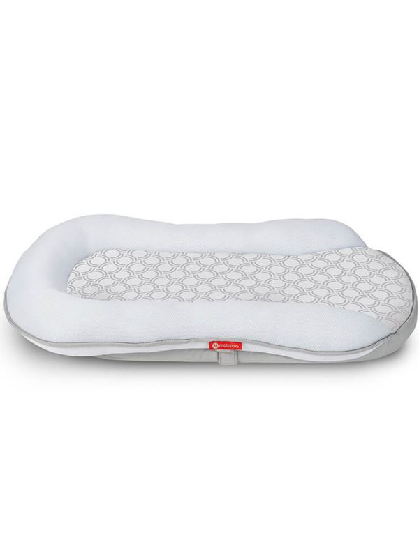 Motorola Comfort Cloud MBP89SN är ett innovativt babynest för spädbarn 0-8 månader gamla som säkert övervakar ditt barns andning och puls, vilket ger dig sinnesro medan din baby sover.