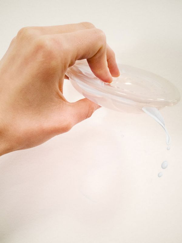 Neno mjölkuppsamlare som låter dig omärkligt samla mjölk under din behå. Mjölkuppsamlare håller sig stadigt på plats tack vare halkfria silikonkanter och hjälper till att förhindra läckage.