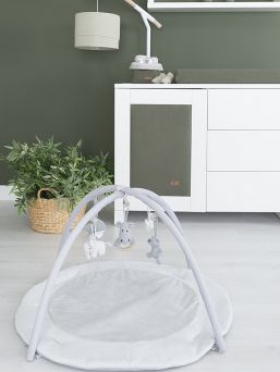 Baby's Only mjuk Playmat för bebis. Lekemat stimulerar och utvecklar barnens sinnen. Lekemat är en mjuk plats för en bebis att spendera tid på. I Baby's Only's playmat finns det fem avtagbara härliga leksaker för barnet att hoppa in och undra. Den tid som används i magen är viktig för barnets motorutveckling. Med lekmat är det enkelt och bekvämt för barnet.