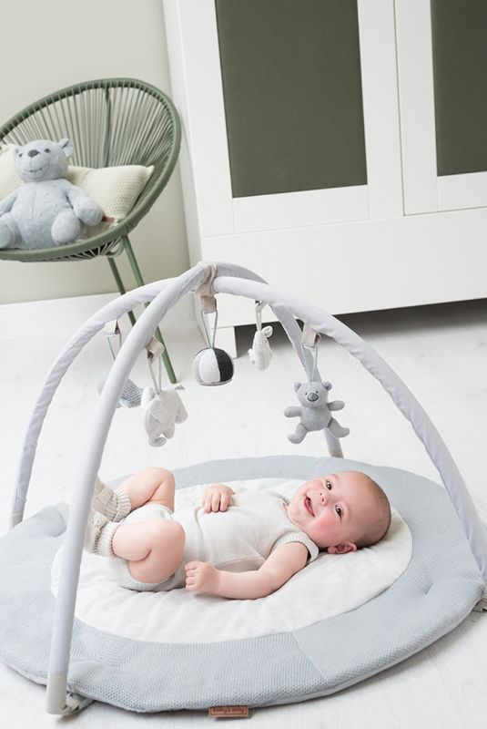 Baby's Only mjuk Playmat för bebis. Lekemat stimulerar och utvecklar barnens sinnen. Lekemat är en mjuk plats för en bebis att spendera tid på. I Baby's Only's playmat finns det fem avtagbara härliga leksaker för barnet att hoppa in och undra. Den tid som används i magen är viktig för barnets motorutveckling. Med lekmat är det enkelt och bekvämt för barnet.