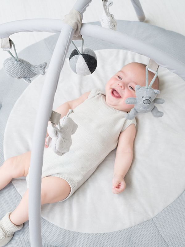 Baby's Only mjuk Playmat för bebis. Lekemat stimulerar och utvecklar barnens sinnen. Lekemat är en mjuk plats för en bebis att spendera tid på. I Baby's Only's playmat finns det fem avtagbara härliga leksaker för barnet att hoppa in och undra. Den tid som används i magen är viktig för barnets motorutveckling. Med lekmat är det enkelt och bekvämt för barnet.