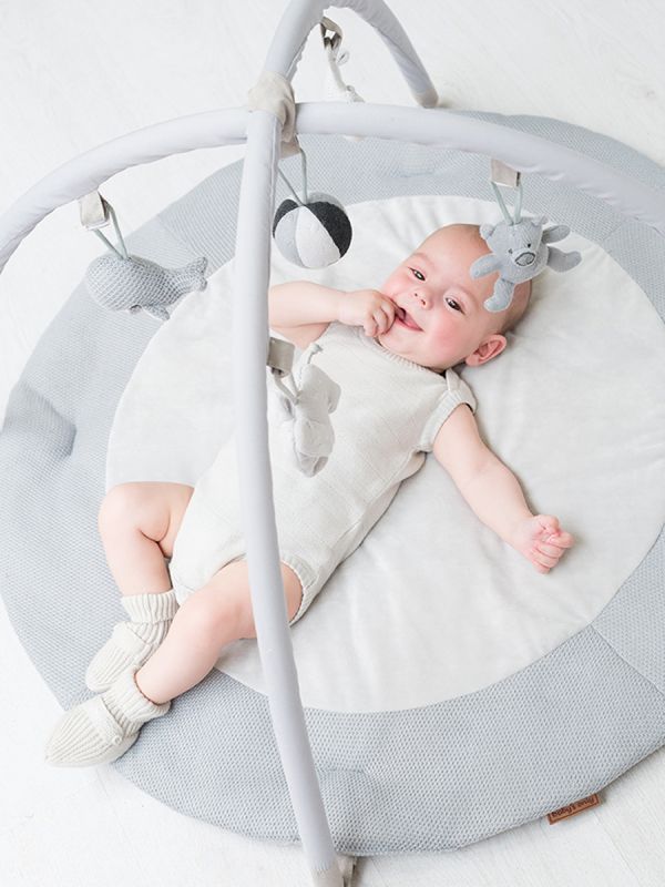 Baby's Only mjuk Playmat för bebis. Lekemat stimulerar och utvecklar barnens sinnen. Lekemat är en mjuk plats för en bebis att spendera tid på. I Baby's Only's playmat finns det fem avtagbara härliga leksaker för barnet att hoppa in och undra. Den tid som används i magen är viktig för barnets motorutveckling. Med lekmat är det enkelt och bekvämt för barnet.