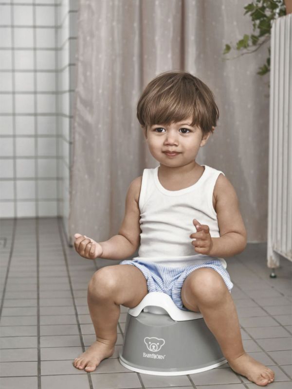 babybjorn-smart-potty-pottstol-grey. Baby Björn Smart Potty, som är kompakt och lätt att rengöra. Pottan är också perfekt att ta med på utflykter, till stugan och till mormor, den är liten och tar inte upp för mycket plats när man reser. När det är en nödsituation är pottan alltid med dig.