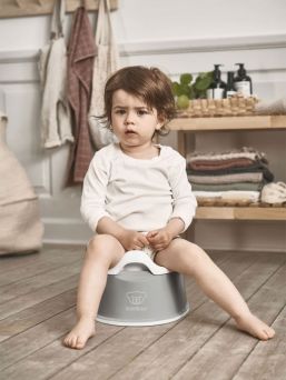 babybjorn-smart-potty-pottstol-grey. Baby Björn Smart Potty, som är kompakt och lätt att rengöra. Pottan är också perfekt att ta med på utflykter, till stugan och till mormor, den är liten och tar inte upp för mycket plats när man reser. När det är en nödsituation är pottan alltid med dig.