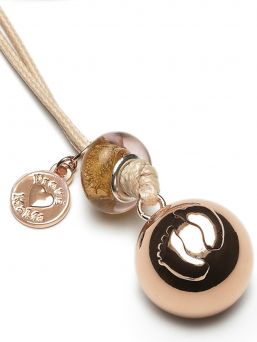 Proud MaMa-bola-halsbandet är ett vackert smycke för den väntande modernen. Det finns en liten xylofon i smycken. Det magiska ljudet av smycken lindrar barnet i livmodern och senare utanför livmodern.