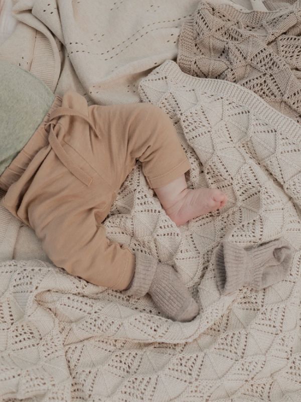 BIBS Wavy Knitted Blanket babytuppfilt, mörk beige