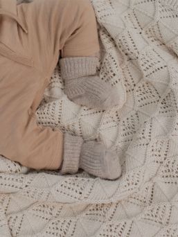 BIBS Wavy Knitted Blanket babytuppfilt, ljusbeige