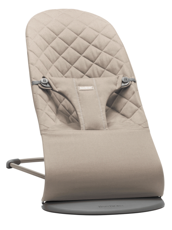 babybjorn-babysitter-bliss-cotton-sand-grey. BabyBjörn Bliss babysitter. Överdrag av bomullstyg som enkelt kan tas av och tvättas i maskin. BabyBjörn Bliss sitter har tre lägen för användning och en hopfällbar position för transport och förvaring.