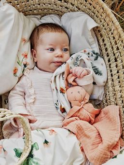 Det här är Blinkie Bo, Elodie Details snygga vän för din lilla en att bli kär i. En blandning mellan en mjuk leksak och kuddduk, tillverkad av en naturlig bomullsmuskelfiberväv, med massor av underbara detaljer.