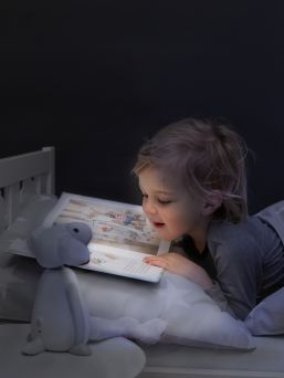FIN läs- och nattlampa har två ljusstyrkor, ett starkare läsljus för lässtunden och ett mjukare nattljus för när det är dags att sova. FIN är även utrustade med en automatisk timer.