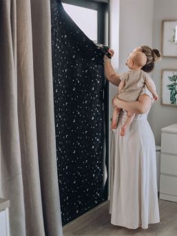 Gro Anywhere Blind Stars and Moon, Large - mörkläggningsgardin med sugkoppar 