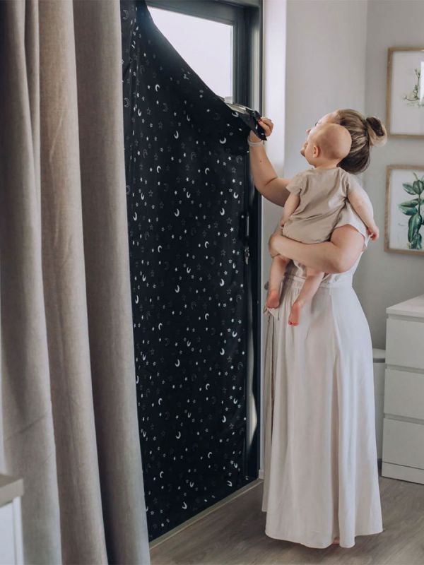 Gro Anywhere Blind Stars and Moon, Large - mörkläggningsgardin med sugkoppar 