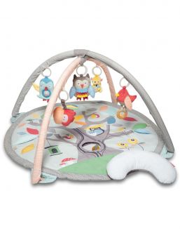 I det välsydda babygymmet inkluderas den mjuka mattan, en matchande kudde, mönstrade bågar, spegel med inbyggt ljud samt fem leksaker att enkelt fästa på bågarna för varje steg i barnets utveckling. Det finns även mångsidiga aktiviteter på själva mattan, så som prassliga löv, pipande blomma och barnsäker spegel (spegeln är löstagbar för maskintvätt).