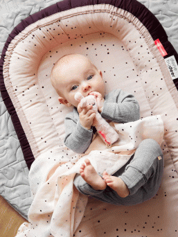 En mjuk och säker Done By Deer babynest ger din bebis en lugn sömn. Babynest ökar känslan av säkerhet genom att minska barnets sovplats.