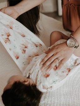 Embe swaddle Blush Blossom Watercolor. Den intelligenta Embé-dragkedjan och lindningsdesignen hjälper till att använda lindningen på rätt sätt. Det förhindrar överspänning av bäckenområdet, vilket kan orsaka höftledsdysplasi under en längre tid.