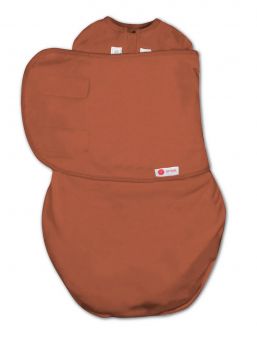 Embe swaddle Rust. Den intelligenta Embé-dragkedjan och lindningsdesignen hjälper till att använda lindningen på rätt sätt. Det förhindrar överspänning av bäckenområdet, vilket kan orsaka höftledsdysplasi under en längre tid.