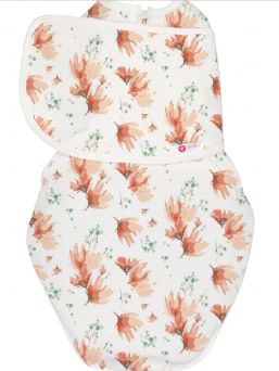 Embe swaddle Blush Blossom Watercolor. Den intelligenta Embé-dragkedjan och lindningsdesignen hjälper till att använda lindningen på rätt sätt. Det förhindrar överspänning av bäckenområdet, vilket kan orsaka höftledsdysplasi under en längre tid.