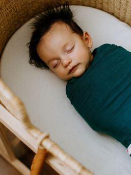 Embe swaddle Spruce. Den intelligenta Embé-dragkedjan och lindningsdesignen hjälper till att använda lindningen på rätt sätt. Det förhindrar överspänning av bäckenområdet, vilket kan orsaka höftledsdysplasi under en längre tid.