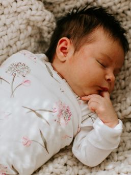 Embe långa armar swaddle Pink Clustered Flowers. Den intelligenta Embé-dragkedjan och lindningsdesignen hjälper till att använda lindningen på rätt sätt. Det förhindrar överspänning av bäckenområdet, vilket kan orsaka höftledsdysplasi under en längre tid.