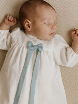 Dopklänning i linne – Tidlös och handgjord dopklänning för baby