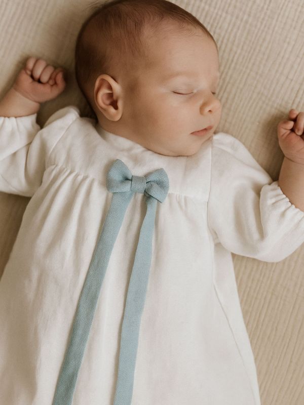 Dopklänning i linne – Tidlös och handgjord dopklänning för baby