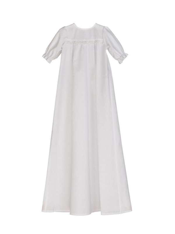 Klione vit barndopsklänning Kotitie för dop eller namngivning. Dopklänningens framsida har en vacker spets och baksidan har en knappning.