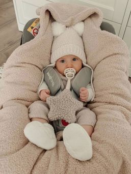 Varm teddyfilt i bouclé-stil för bilbarnstol – beige