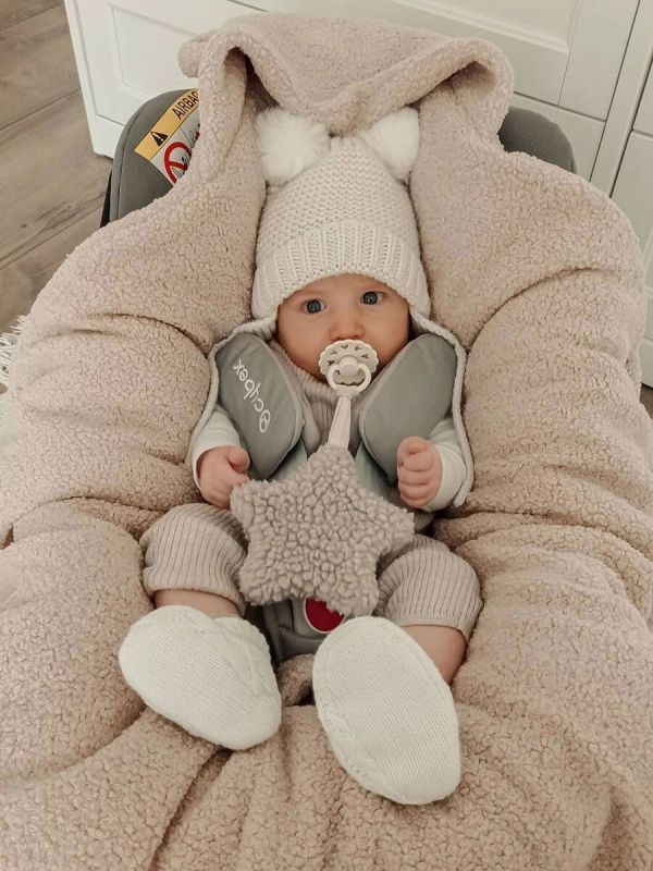 Varm teddyfilt i bouclé-stil för bilbarnstol – beige