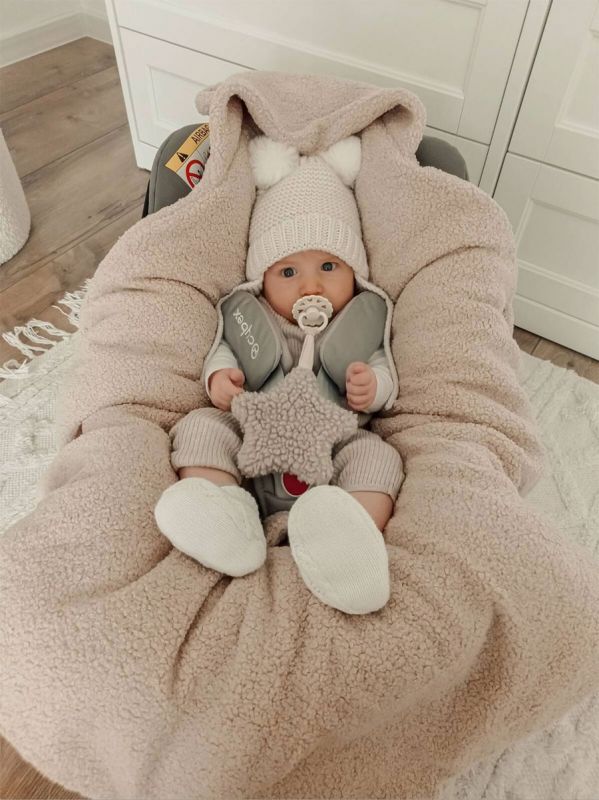 Varm teddyfilt i bouclé-stil för bilbarnstol – beige