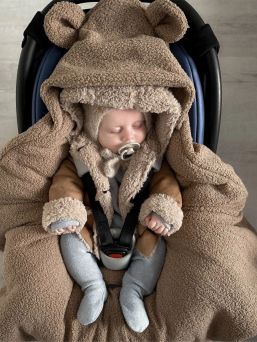 Varm teddyfilt i bouclé-stil för bilbarnstol – brown