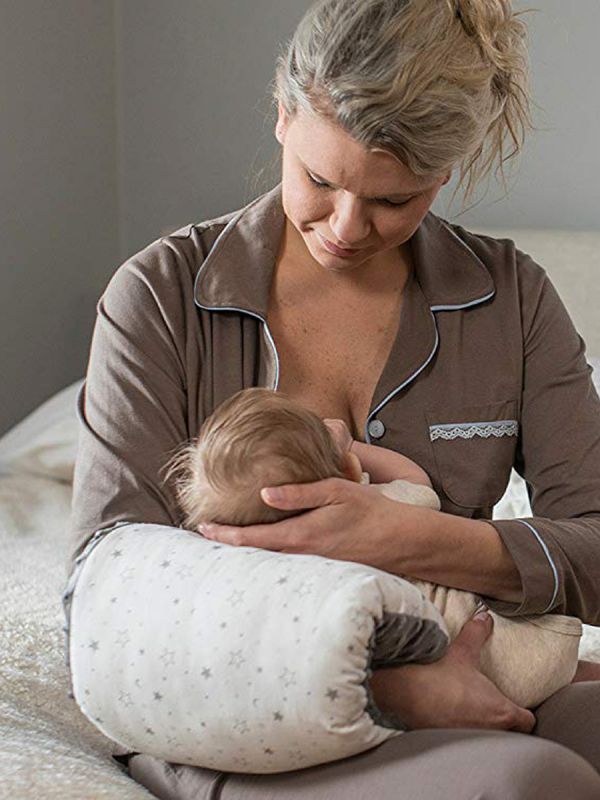 Lansinoh Nursie Breastfeeding Pillow glider på armen, i stället för runt midjan, för att skapa bekväm, korrekt amningsposition för dig och din baby. Perfekt för c-sektion tummies!